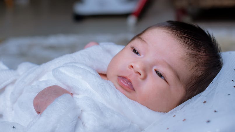 bébé garçon hawaïen dans couverture blanche