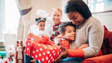 Comment demander (gentiment) à ses proches de ne pas gâter l’enfant à Noël ?