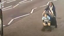 Une voiture fonce sur une maman et son bébé en poussette, ils sont sauvés par un lampadaire (Vidéo)