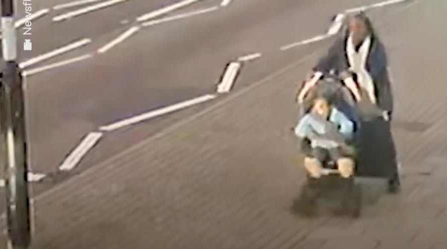 Une voiture fonce sur une maman et son bébé en poussette, ils sont sauvés par un lampadaire (Vidéo)