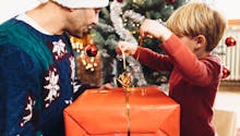 Un papa solo refuse d'emballer les cadeaux de Noël de son ex destinés à leur fils