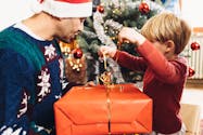 Un papa solo refuse d'emballer les cadeaux de Noël de son ex destinés à leur fils