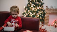 Noël : un enfant se réveille dans la nuit et ouvre les cadeaux de toute la famille !