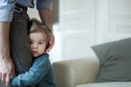 Être trop protecteur avec son enfant pourrait avoir des effets sur sa santé mentale selon une étude