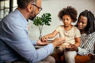 5 signes que vous élevez un enfant hypersensible selon une thérapeute