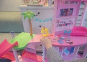 Une maman offre une maison Barbie pour Noël à sa fille puis réalise « un geste cruel »