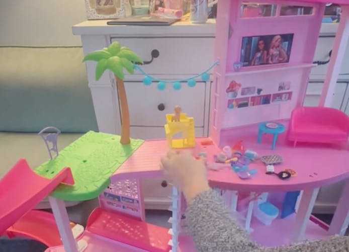Une maman offre une maison Barbie pour Noël à sa fille puis réalise « un geste cruel » 