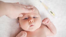 Bébé a une méningite : quels sont les symptômes et comment réagir ?