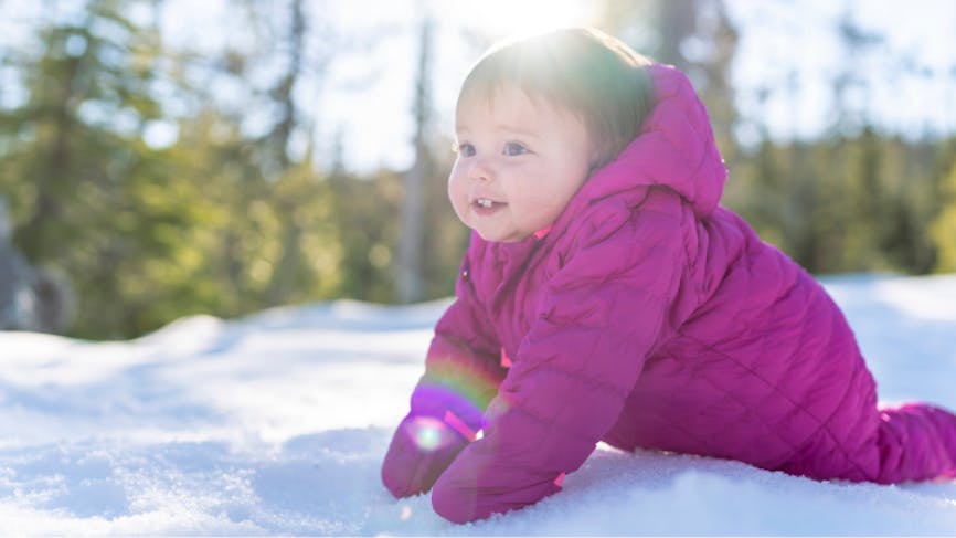 Bébé Fille Porter Un Habit De Neige Pour Enfant Lors D'une Journée