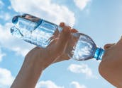 Attention aux biberons : l'eau en bouteille contient des milliers de particules de plastique, selon une étude
