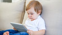 Les écrans à l’origine de retards de développement chez les bébés, selon une étude