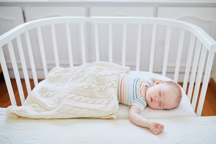 Lit de bébé : comment l'équiper au moment du coucher ? 