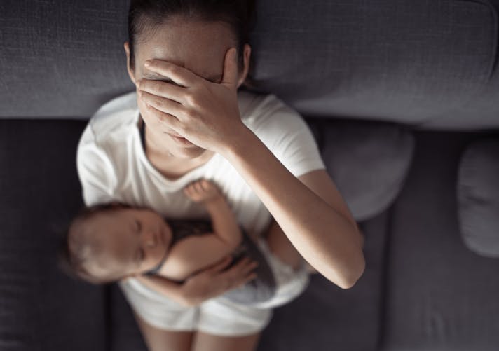 74 % des femmes pensent que la société sous-estime encore les besoins psy des mères pendant le post-partum