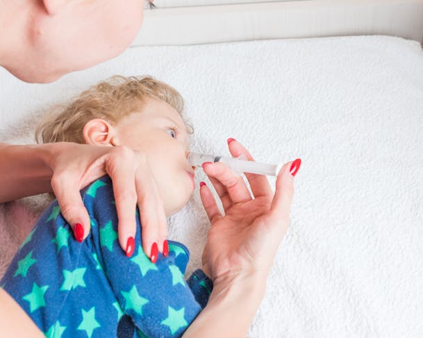 Moucher bébé avec une seringue nasale : pourquoi et comment le