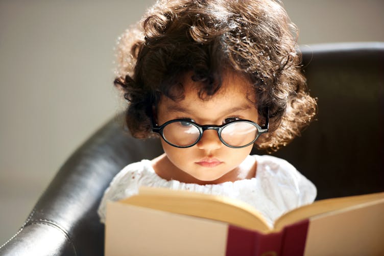 petite fille lisant