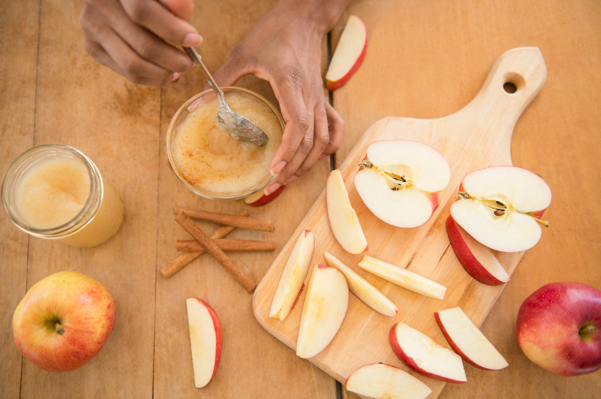 Manger de la compote enceinte tous les bienfaits pour votre grossesse PARENTS.fr
