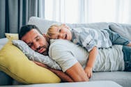 Un papa préfère dormir plutôt que de s’occuper des enfants, la maman monte au créneau