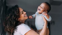 Voici 7 actions qui aident le bébé à se sentir aimé selon une experte