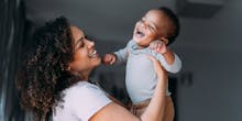 Voici 7 actions qui aident le bébé à se sentir aimé selon une experte