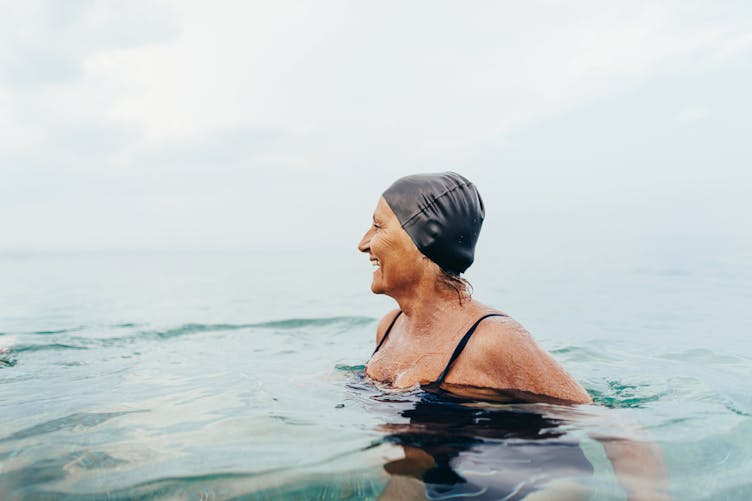 La nage en eau froide peut aider contre les symptômes de la ménopause. 