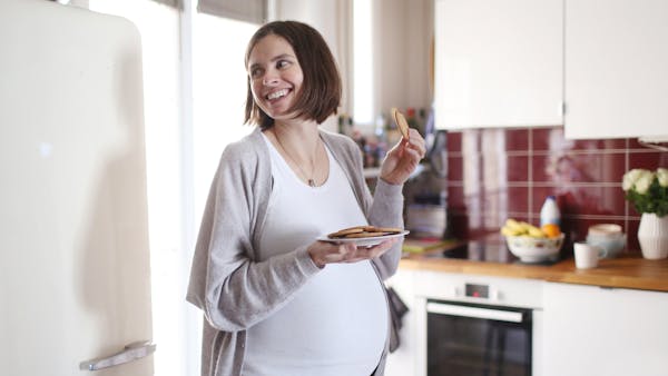 Gérer ses fringales quand on est enceinte : les conseils d’une nutritionniste