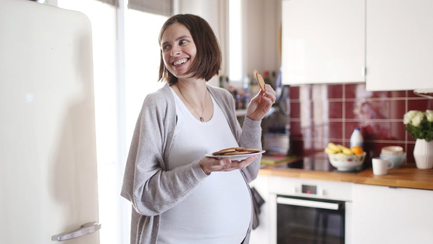 Femme enceinte  : comment lutter contre les fringales ? 