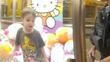 Un enfant réussit l’exploit de s’introduire dans une machine à pince ! (Vidéo)