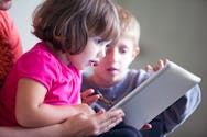 Enfants exposés aux écrans : 71 % des parents témoignent de répercussions négatives