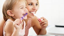 Les parents mettent trop de dentifrice sur les brosses à dents de leurs enfants, selon une étude