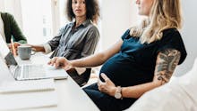 Le congé maternité reste un frein pour les femmes au travail selon une étude