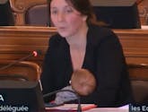 Une jeune maman élue siège avec son bébé de 11 semaines au Conseil de Paris (Vidéo)