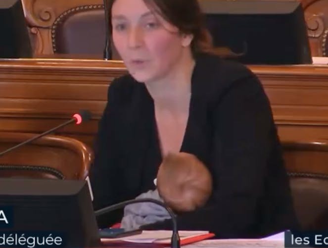 Une élue siège avec son bébé de 11 semaines au Conseil de Paris 