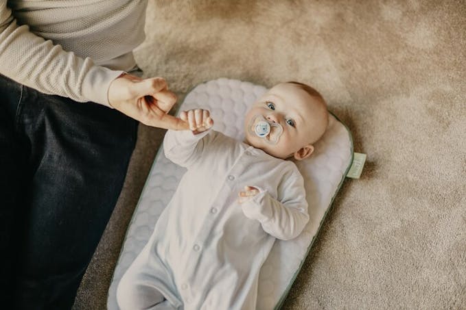 Bébé portant un des prénoma arabes les plus donnés en France, Yanis 