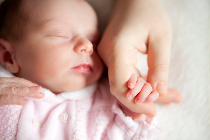Bébé portant un des prénoms de fille arabes les plus donnés en France, Assia