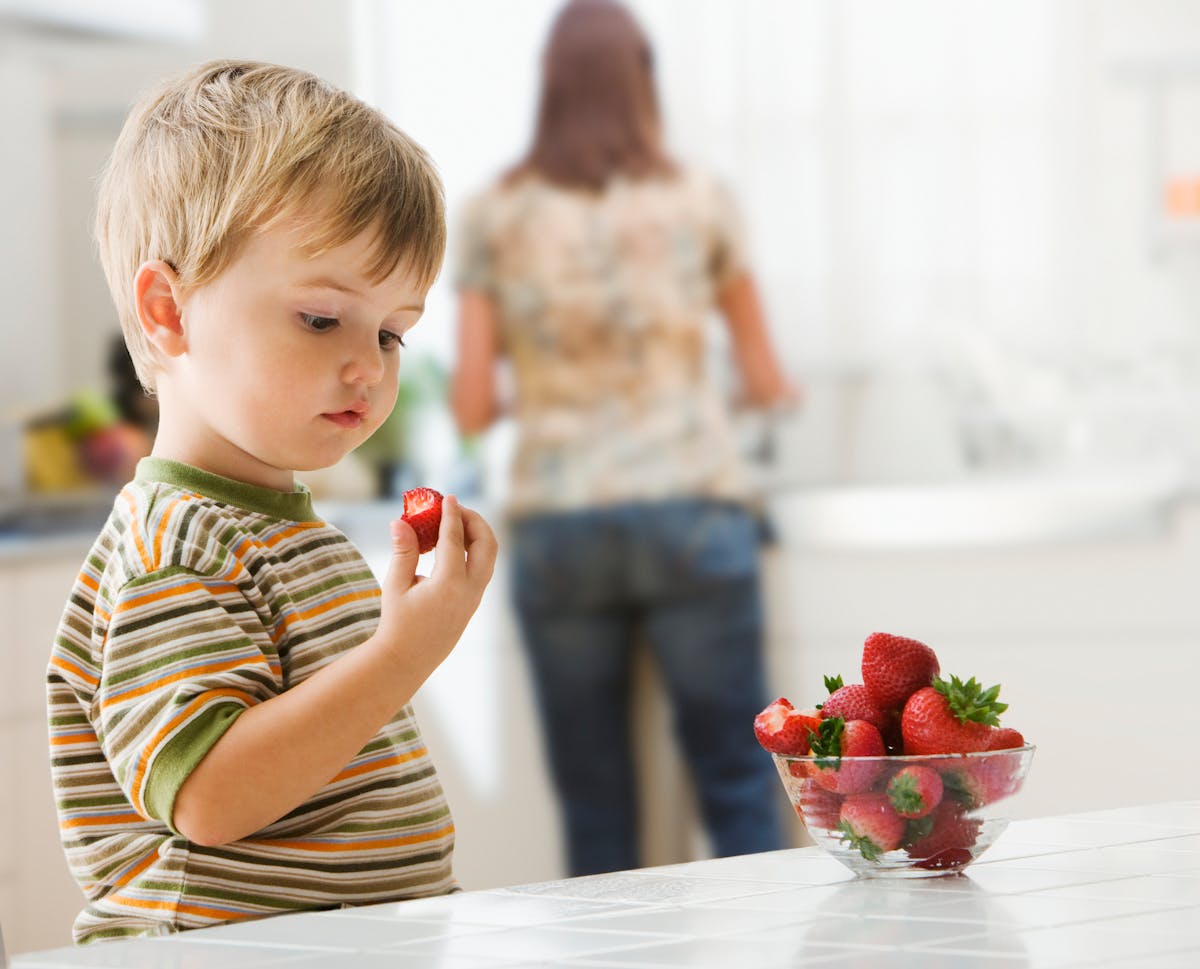 Alimentation : quels fruits et légumes à éviter à cause des pesticides en 2024 d’après une étude ?