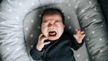 Syndrome du bébé secoué : quels sont les symptômes, et quand surviennent-ils ?