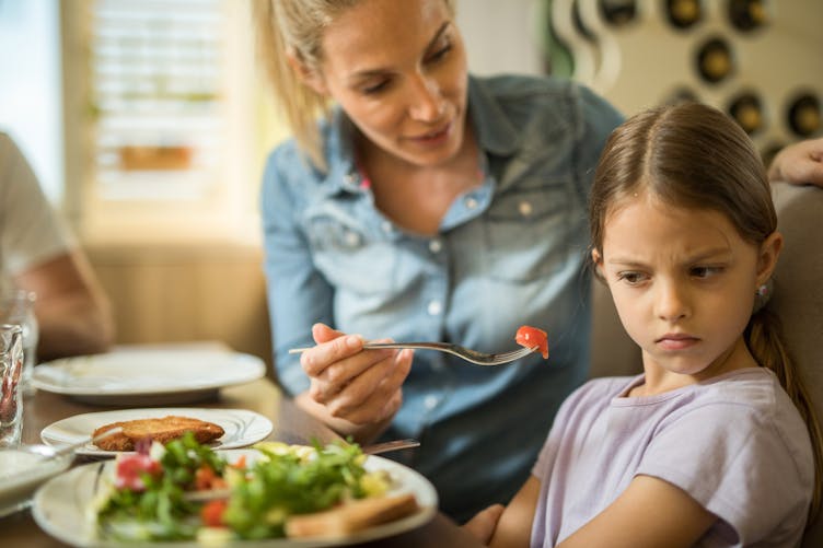Voici le geste qu'il faudrait éviter quand vous essayer de faire manger vos enfants selon une étude