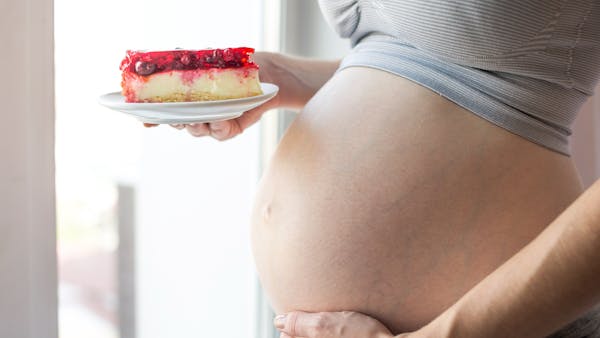 Une femme enceinte a-t-elle le droit de manger du cheesecake ?