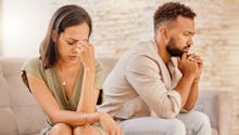 Voici 3 points essentiels pour surmonter l'infidélité dans le couple selon une psychologue