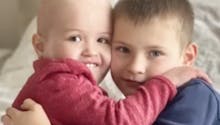 « Ce sont nos enfants, notre raison de vivre » : le témoignage poignant de Yann, papa dont les deux enfants sont atteints du même cancer du sang