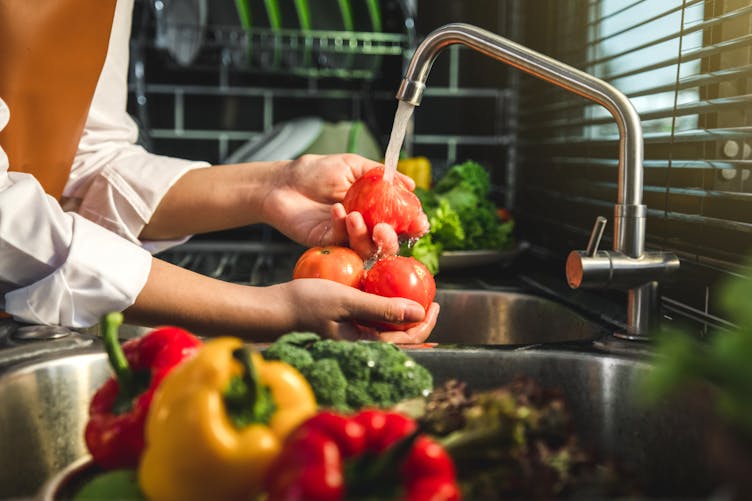 Voici les 3 étapes simples à suivre pour bien laver vos fruits et légumes selon une nutritionniste