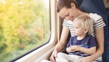 Un homme s'en prend à une mère dans un train parce que son bébé pleure, un passager vient à son secours