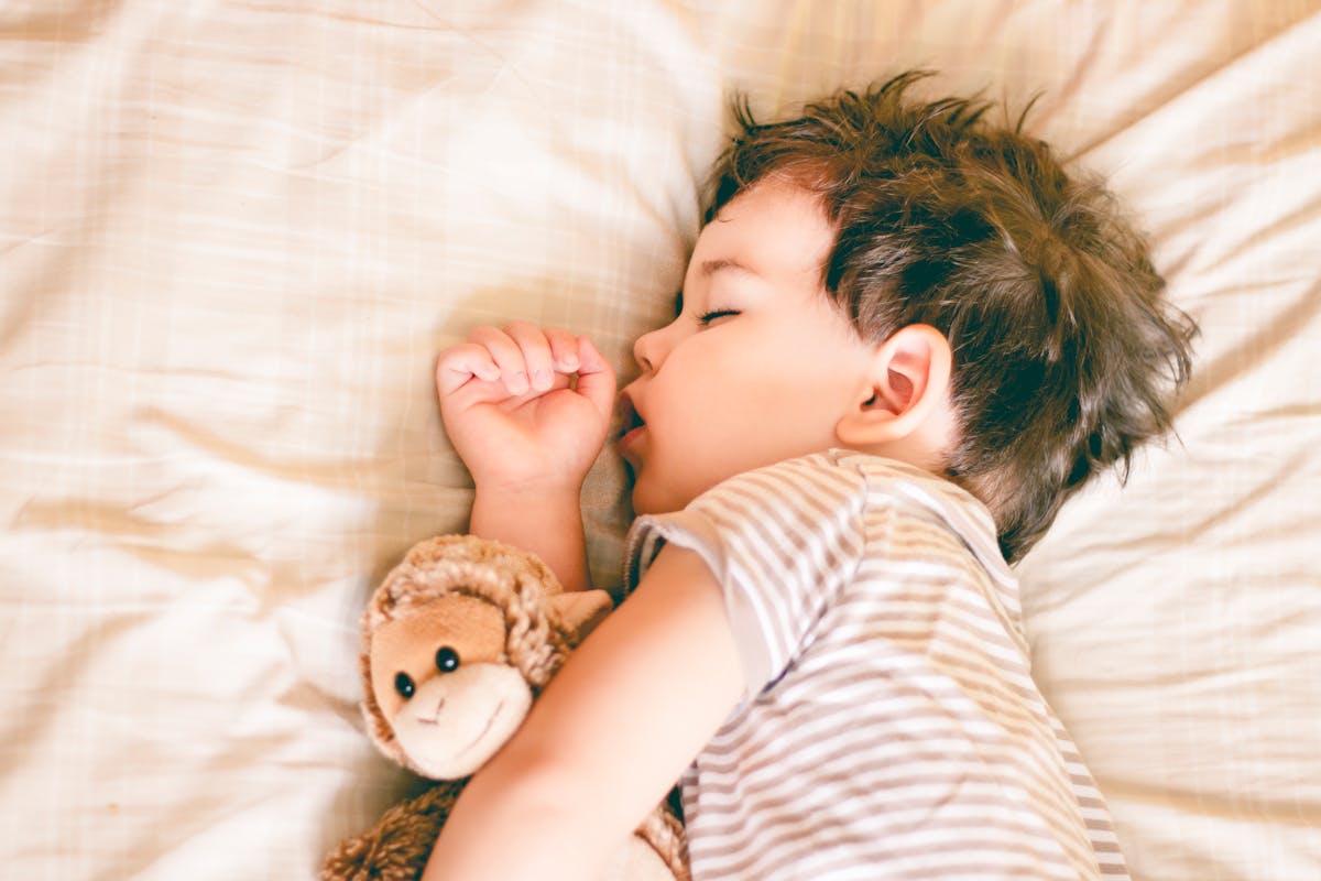 Lorsqu’un enfant passe du lit à barreaux au lit pour grand, tous les parents devraient avoir ce réflexe selon une consultante en sommeil