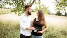 Après des années d'infertilité, elle tombe enceinte et l'annonce à son mari de la plus belle des façons