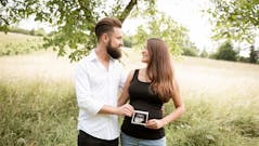 Après des années d'infertilité, elle surprend son mari de la plus belle des façons