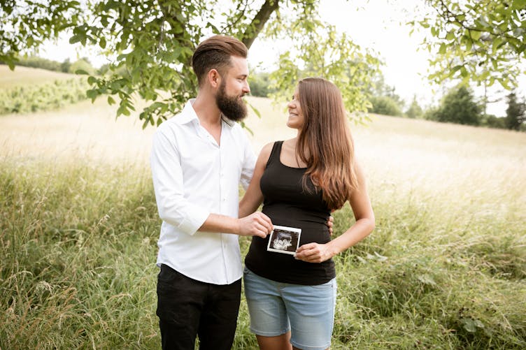 Après des années d'infertilité, elle surprend son mon mari en lui annonçant sa grossesse de la plus belle des façons