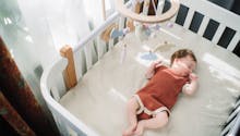 Faut-il réveiller bébé d’une sieste trop longue ?