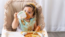 À quel âge bébé mange-t-il seul et comment lui apprendre ?