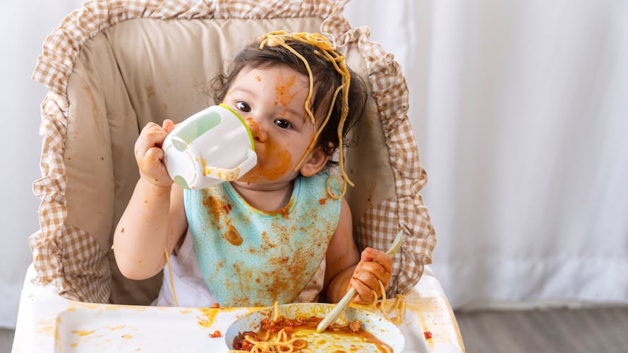 bebe mange seul : à quel âge et comment lui apprendre 