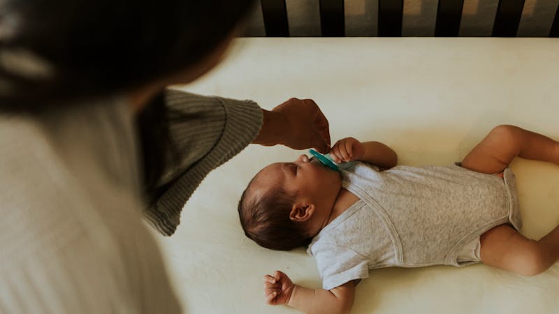 Comment apprendre à bébé à se rendormir sans tétine ?